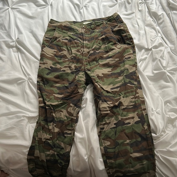 Forever 21 high rise camo pants - Picture 1 of 3